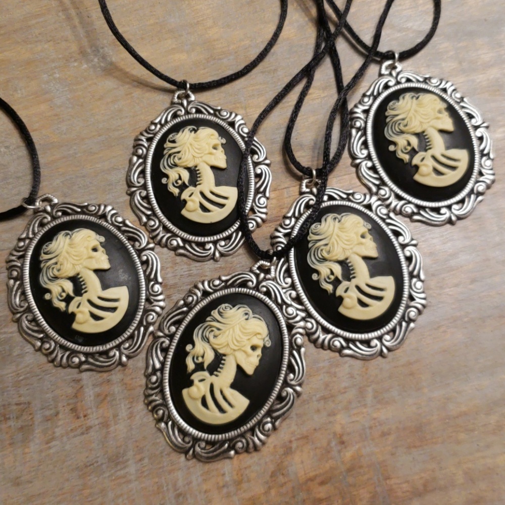 Large Lolita Skeleton Cameo Necklace Skull - Picture 2 of 8
